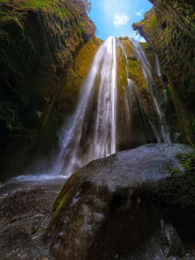 Read more about the article India’s Top 8 Breathtaking Waterfalls: A Journey Through Nature’s Splendor