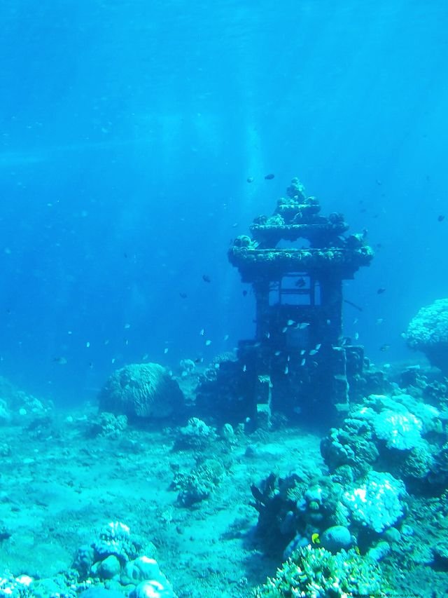 Read more about the article Hidden Wonders: The World’s Most Amazing Underwater Attractions