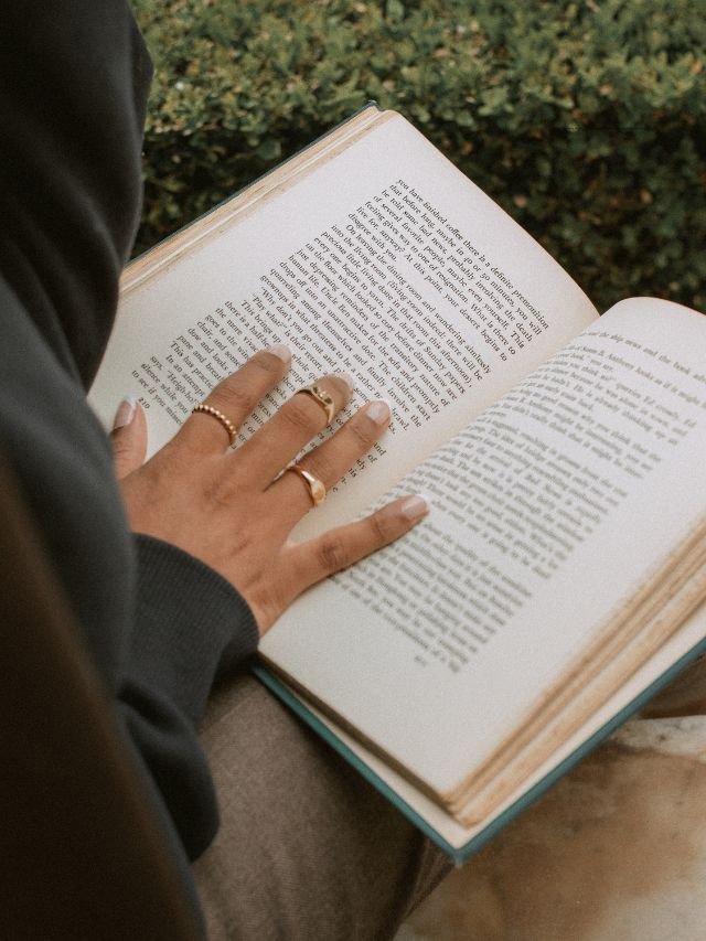 Read more about the article Unlocking Success: 8 Game-Changing Books Every Entrepreneur Must Read